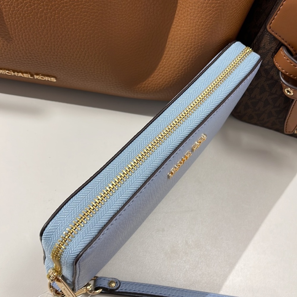 Michael Kors Jet Set Travel Large Travel CONTINENTAL 
Pale Blue - Picture 4 of 16